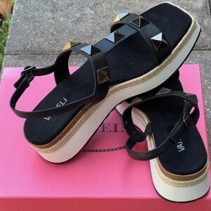 Vaneli Edrys Women’s Wedge Black Nappa with Spikes Sz 9.5